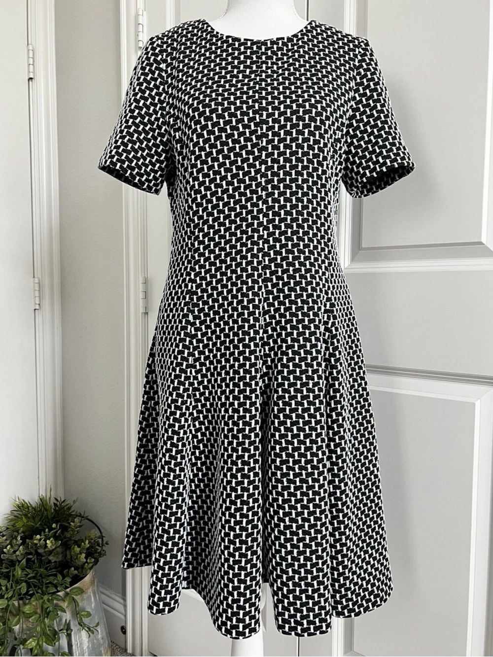 Anthropologie Hutch Black &White Geometric Textured Short Sleeve Mini Dress Sz M